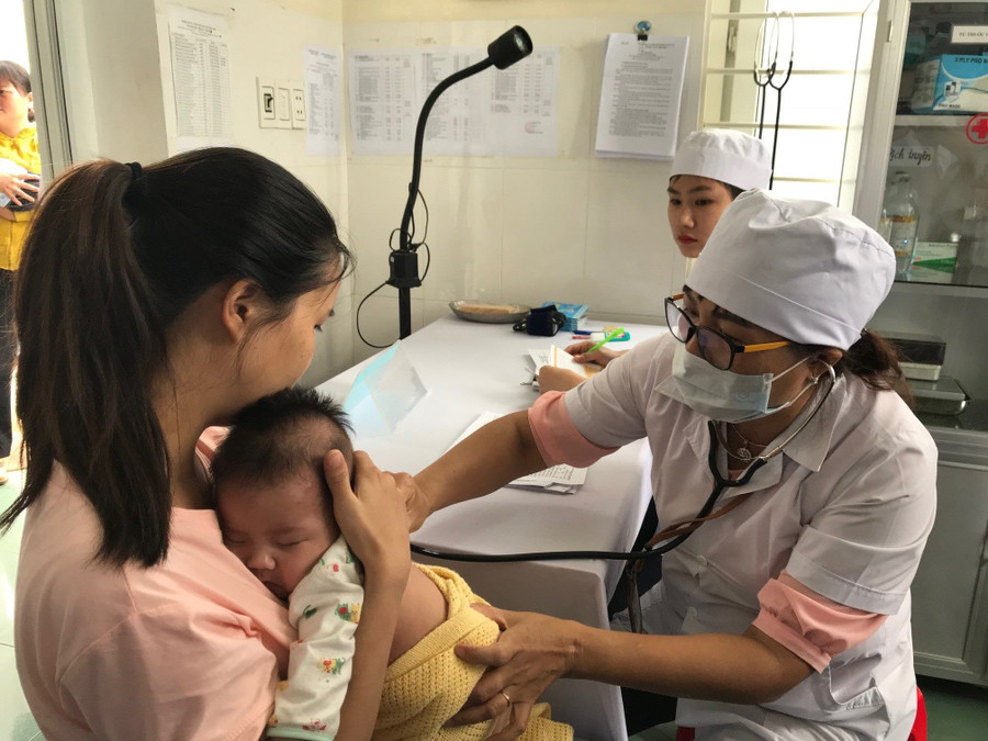 Trẻ được thăm khám trước khi tiêm vắc-xin trong Chương trình Tiêm chủng mở rộng.