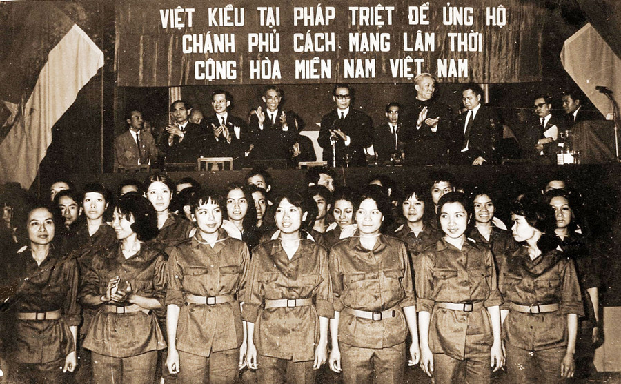 TS Lương Bạch Vân (hàng đầu, thứ 2 từ bên phải sang) đón đoàn lãnh đạo Chính phủ Cách mạng Lâm thời Cộng hòa miền Nam Việt Nam tại Paris, Pháp năm 1967. Ảnh: NVCC