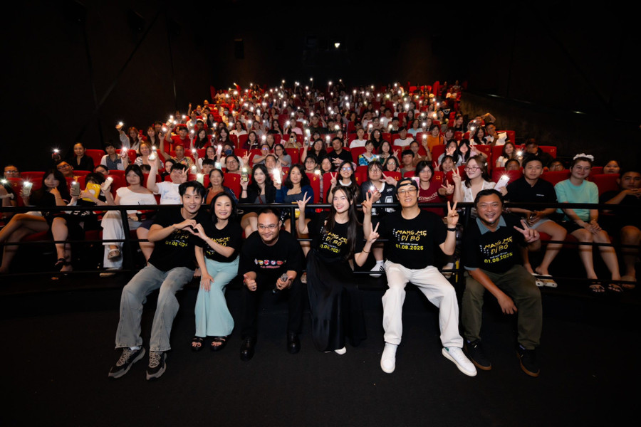 Ê-kíp phim 'Mang mẹ đi bỏ' đi cinetour. Ảnh: Đoàn phim cung cấp. phim-lien-ket-viet-han-mang-me-di-bo-2.jpg