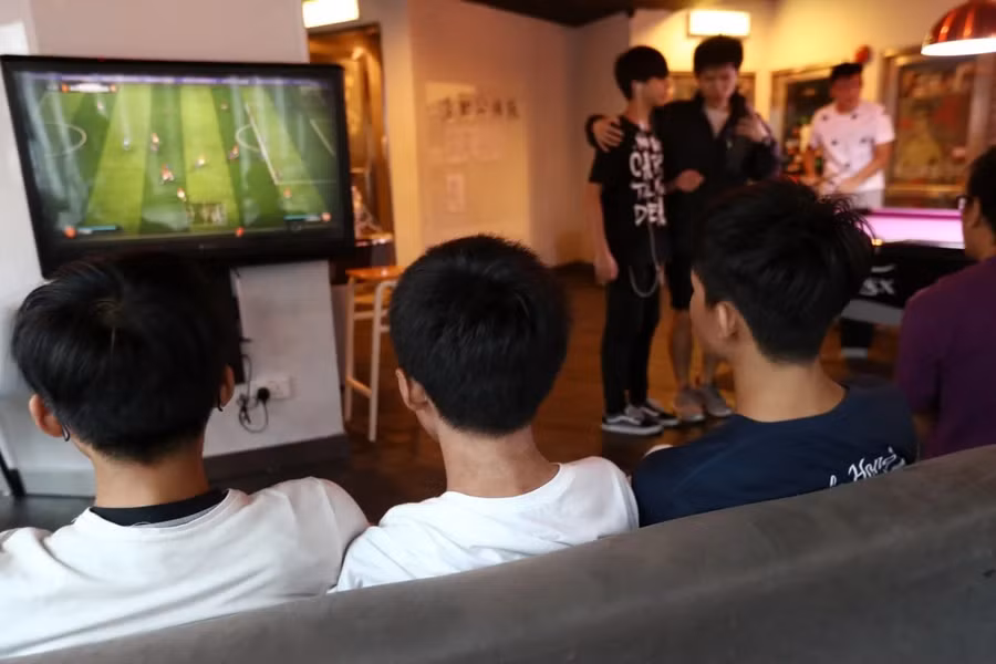 Học sinh thiếu sự kèm cặp của cha mẹ và nhà trường có nguy cơ bỏ học cao.