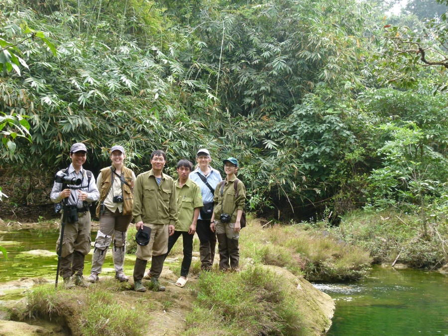 PGS.TS Lê Đức Minh (thứ 4 từ bên phải qua) cùng một số đồng nghiệp tại Khu bảo tồn thiên nhiên Na Hang (Tuyên Quang).