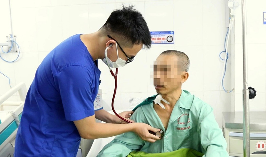Sau 5 ngày điều trị, người bệnh tỉnh táo hoàn toàn, có thể ăn uống, giao tiếp và sinh hoạt bình thường. Ảnh: BVCC 