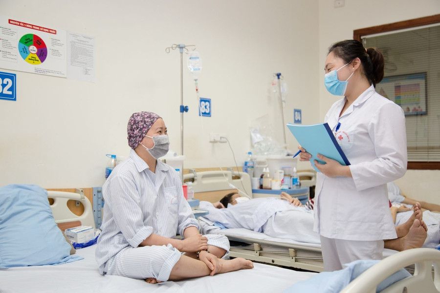 Nhân viên công tác xã hội thăm hỏi người bệnh. Ảnh: Viện Huyết học Truyền máu Trung ương che-do-phu-cap-dac-thu-trong-y-te-cong-lam-gi-de-giu-chan-1.jpg