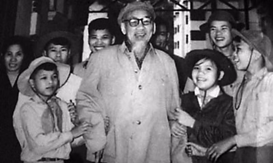 Bác Hồ với thiếu nhi trong Đoàn Dũng sĩ miền Nam ra thăm miền Bắc, ngày 13/2/1969. Ảnh: Tư liệu/TTXVN.