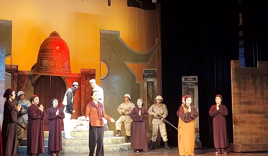 Một cảnh trong vở tuồng 'Dấu thiêng Hà Nội' (Cho những gì còn mãi). Ảnh: Bình Thanh