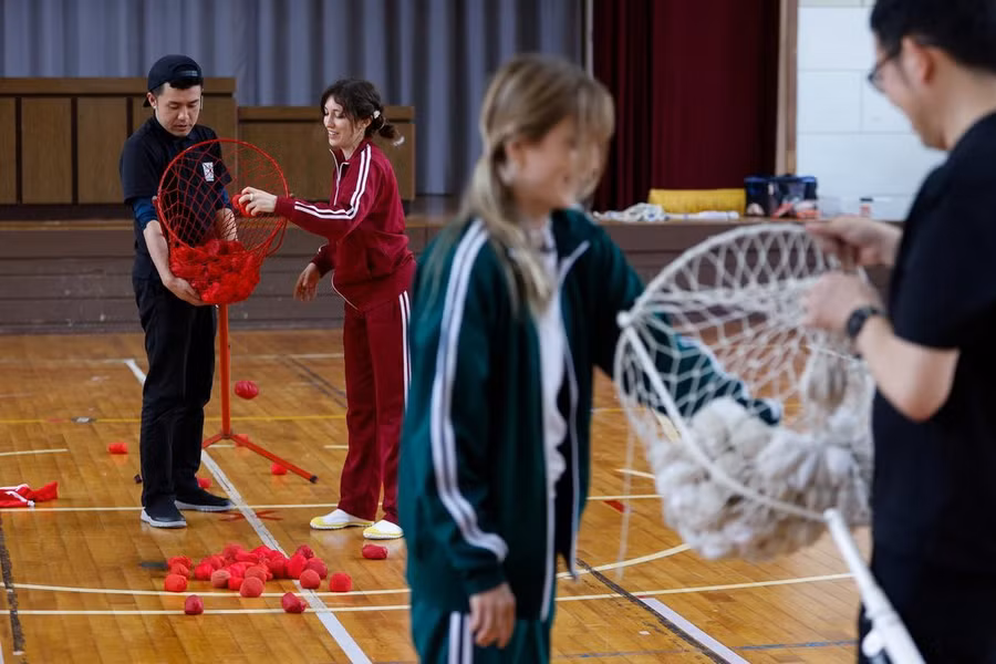 Các du khách nước ngoài được hoá thân thành học sinh trung học Nhật Bản.