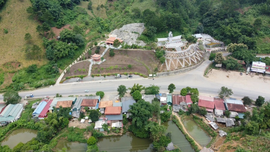 Toàn cảnh Khu di tích Ngã 3 Cò Nòi (xã Cò Nòi, huyện Mai Sơn).