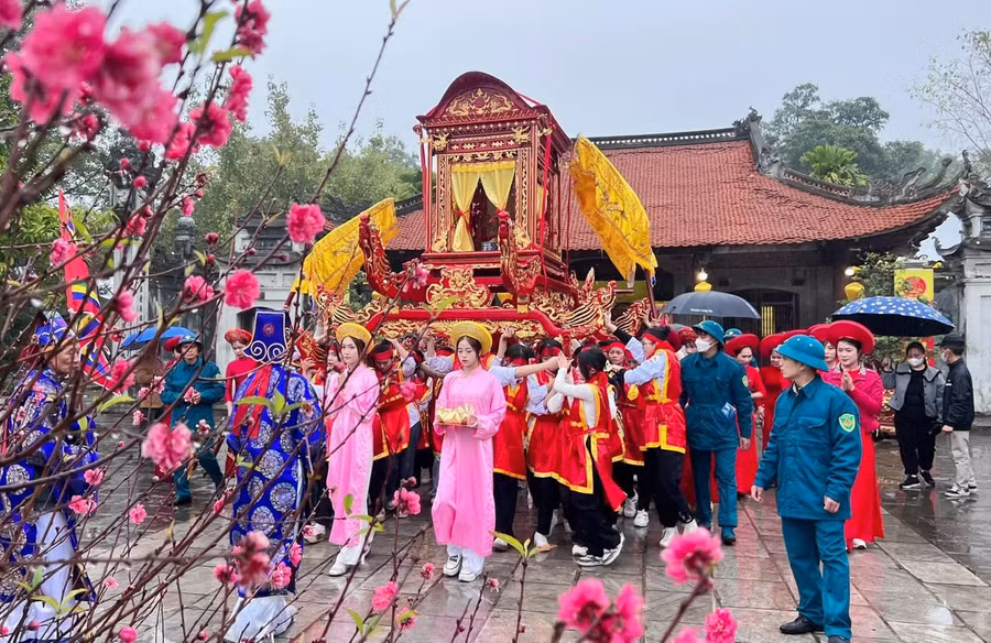 Nghi thức rước kiệu nhân kỷ niệm 1.985 năm khởi nghĩa Hai Bà Trưng.