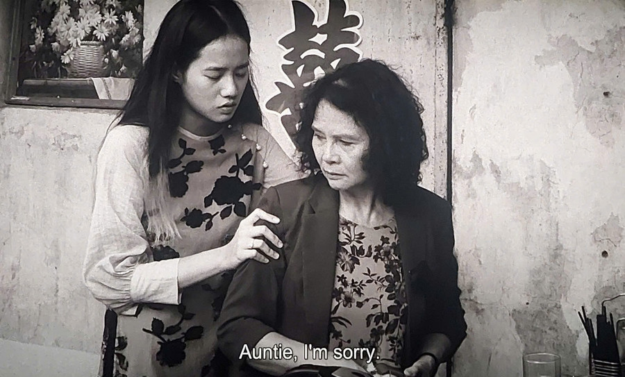 Hai người phụ nữ, bà Nguyện và Vân, cùng những băn khoăn về ngày mai. Ảnhchụp từ phim 'Cu li không bao giờ khóc'.