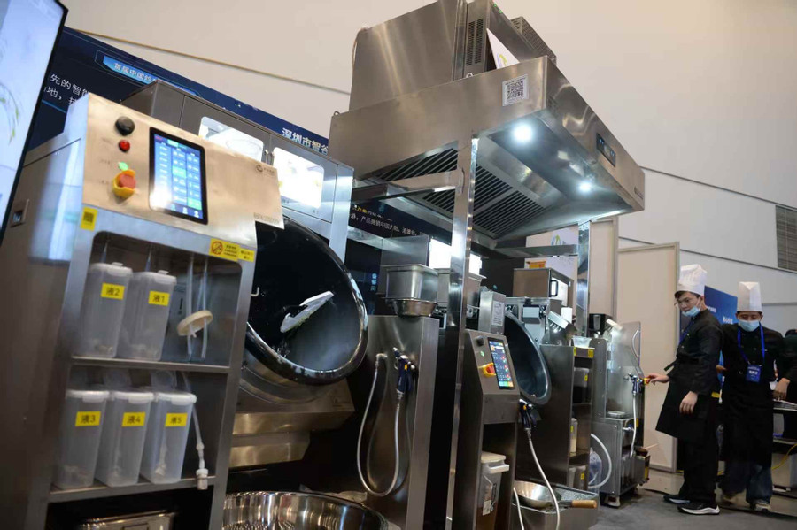 Trong một cuộc thi, nếu không tính thời gian chuẩn bị nguyên liệu, đa số robot chỉ mất khoảng 3 phút để hoàn thiện một món ăn. Ảnh: INT