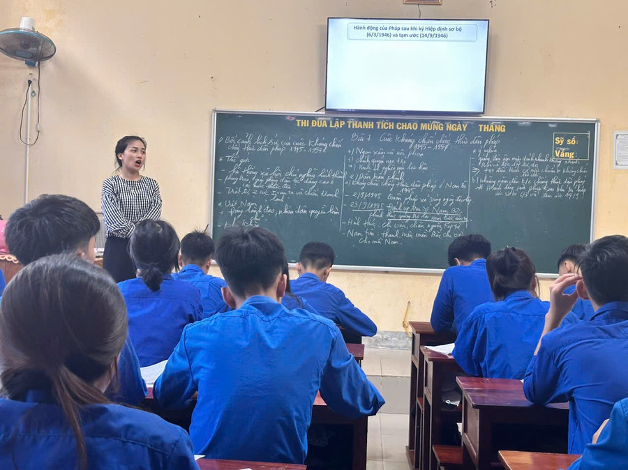 Giáo viên Trường Cao đẳng Công nghệ Hà Tĩnh ôn tập cho học sinh lớp 12.