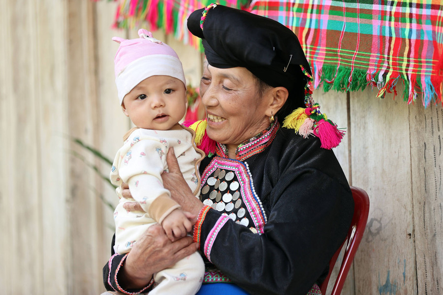 Hai bà cháu người Si La ở bản Seo Hay (Can Hồ, Mường Tè, Lai Châu). ngoi-truong-tren-may9.jpg