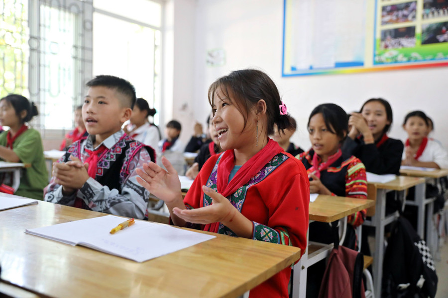 Nhiều học sinh Si La mặc trang phục truyền thống khi đi học. ngoi-truong-tren-may4.jpg