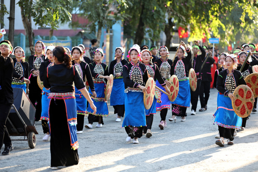 Những cô gái Si La xúng xính trong trang phục truyền thống đi chơi hội. ngoi-truong-tren-may6.jpg
