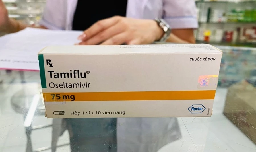 Hộp thuốc Tamiflu có giá 850.000 đồng tại một nhà thuốc trên địa bàn TPHCM. Ảnh: Lâm Ngọc