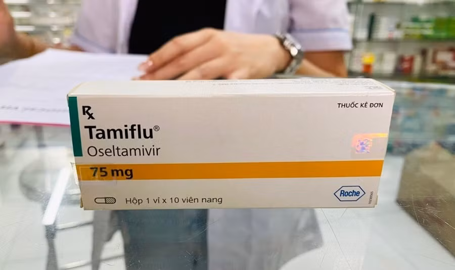 Hộp thuốc Tamiflu có giá 850.000 đồng tại một nhà thuốc trên địa bàn TPHCM. Ảnh: Lâm Ngọc