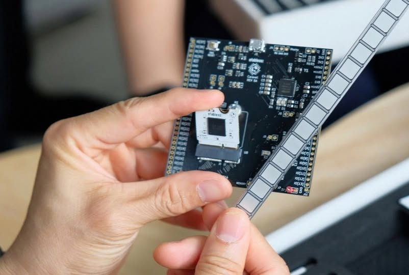 Sản phẩm chip mô phỏng hoạt động não người của nhóm tác giả Đại học Bách khoa Hà Nội.