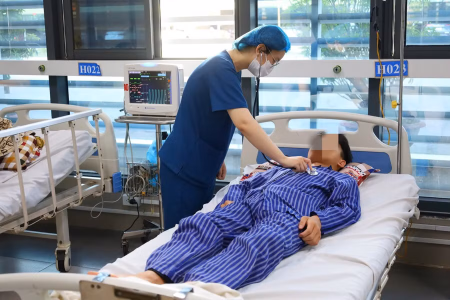 Bác sĩ Khoa Hồi sức tích cực - Chống độc thăm khám cho bệnh nhân. Ảnh: BVCC