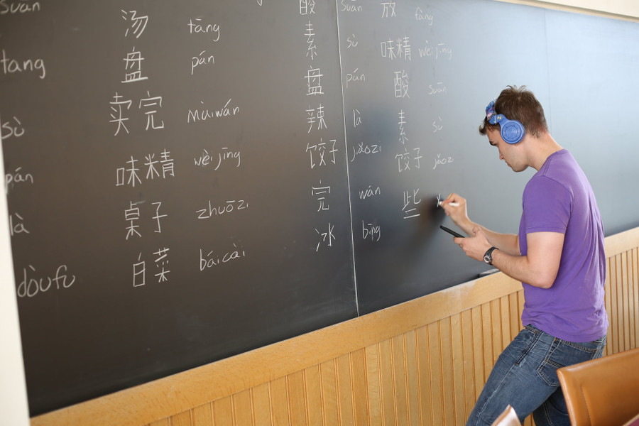 Sinh viên ngành ngôn ngữ gặp khó khi xin việc. ai-dinh-hinh-lai-dao-tao-ngoai-ngu-3.jpg