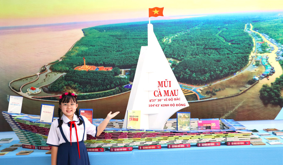 Mô hình xếp sách biểu tượng Mũi Cà Mau. Ảnh: Quách Mến yeu-dat-nuoc-qua-tung-trang-sach-1.jpg