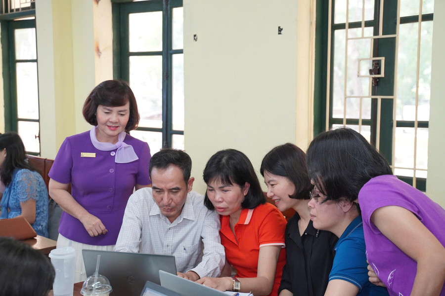 Cán bộ, giáo viên Trường THPT Quang Trung - Đống Đa (Hà Nội) tập huấn ứng dụng AI và thiết bị công nghệ để thực hiện Chương trình GDPT 2018. Ảnh: NTCC di-tat-don-dau-bat-dau-nen-giao-duc-tien-tien-2.jpg