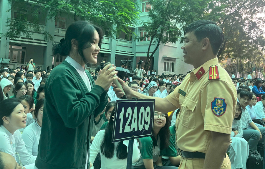 Cán bộ Phòng Cảnh sát giao thông, Công an TPHCM trong buổi giáo dục về pháp luật giao thông tại Trường THPT Võ Văn Kiệt. Ảnh: MA hoc-sinh-tham-luat-bang-trai-nghiem-thuc-te-2.jpg