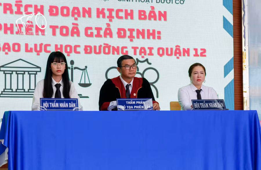 Phiên tòa giả định được tổ chức tại Trường THPT Nguyễn Hữu Huân. Ảnh: NTCC