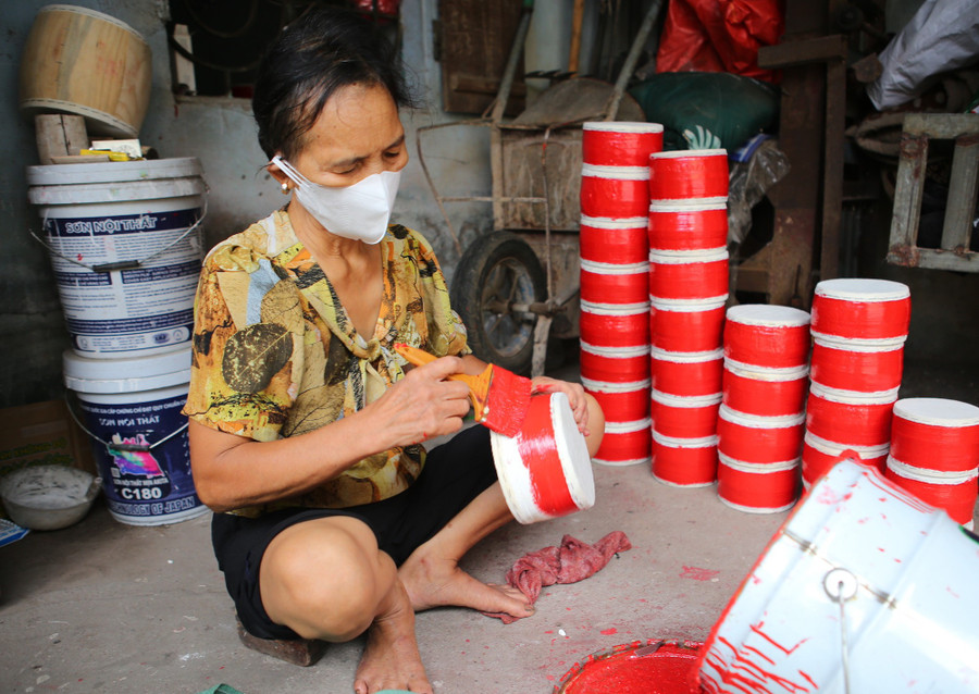 Gia đình ông bà Hởi Lành có truyền thống 4 đời làm trống Trung thu. nhung-doi-ban-tay-giu-hon-tet-trang-ram-2.jpg