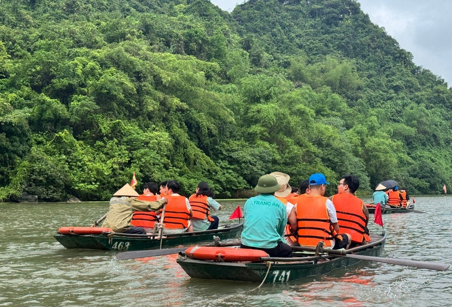 Người dân địa phương tham gia vào các hoạt động du lịch tại Quần thể danh thắng Tràng An. di-san-tro-thanh-nguon-von-vo-gia-2.jpg