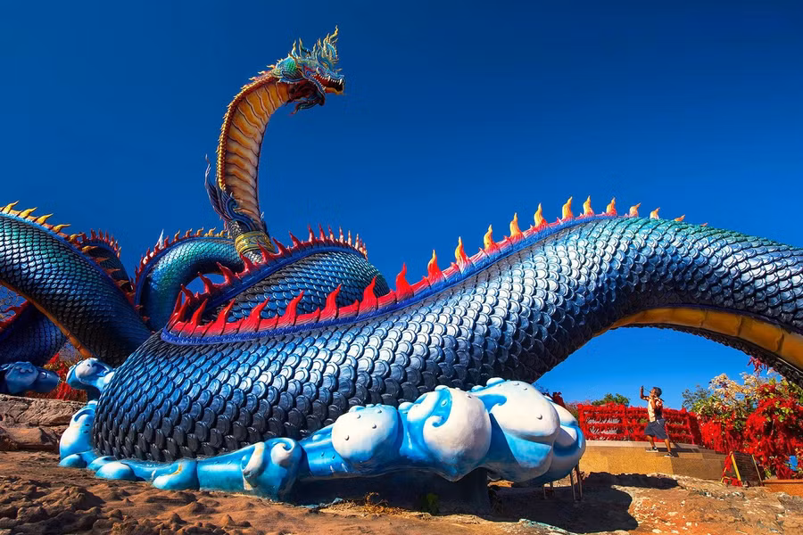 Tượng thần rắn Naga khổng lồ trong một ngôi chùa ở Thái Lan.