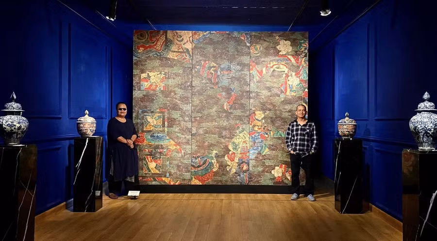 Họa sĩ Nguyễn Thế Hùng (bên phải) bên một tác phẩm tại triển lãm 'Bắt đầu, ở mọi nơi'.