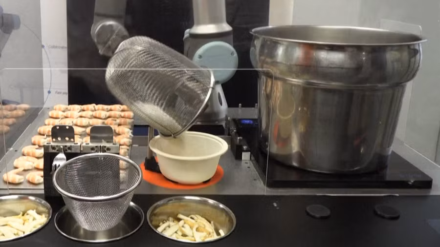 Các 'cánh tay robot' giúp nhân viên trường học hạn chế các nhiệm vụ nguy hiểm.