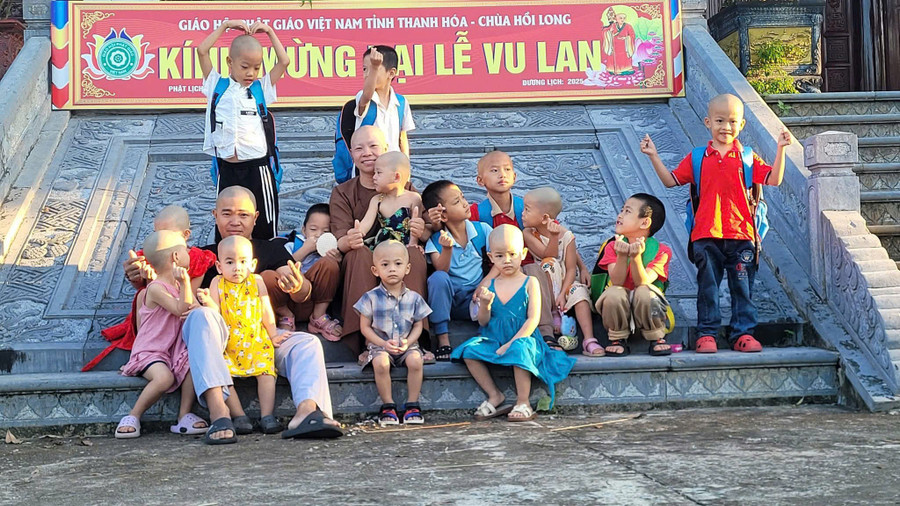 Gần 10 năm qua, sư thầy dang tay đón hàng chục đứa trẻ bị bỏ rơi.