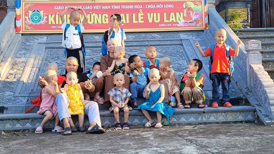 Gần 10 năm qua, sư thầy dang tay đón hàng chục đứa trẻ bị bỏ rơi.