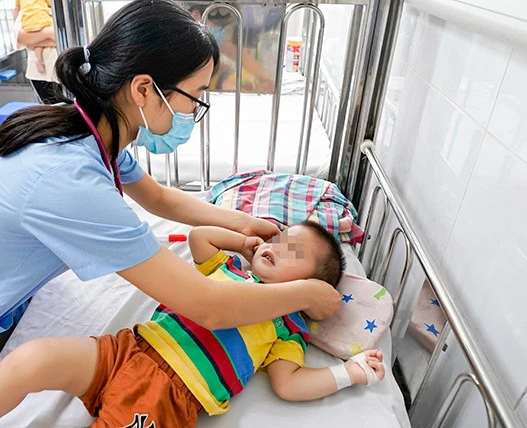 Trẻ mắc tay chân miệng điều trị tại Bệnh viện Nhi Trung ương. 