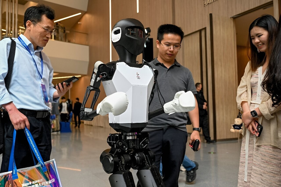 Mối quan tâm dành cho robot hình người tăng mạnh. robot-hinh-nguoi-tham-vong-cong-nghiep-moi-cua-trung-quoc-3.jpg