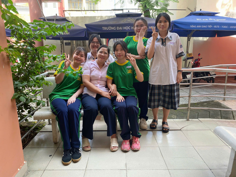 Cô Trần Thị Hiệp cùng học sinh Trường THPT Phan Đăng Lưu. suc-khoe-tam-than-gioi-tre-choi-voi-giua-vong-xoay-ap-luc-1.jpg