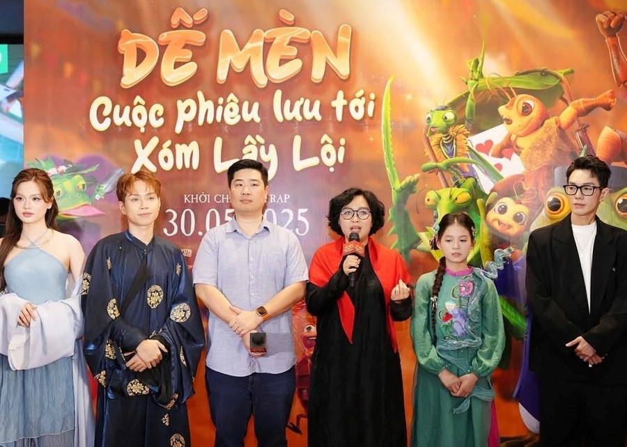 Đạo diễn Nguyễn Mai Phương và ê-kíp làm phim giao lưu với khán giả. de-men-doi-dau-doraemon-tai-rap-doanh-thu-phu-thuoc-tinh-cam-1.jpg