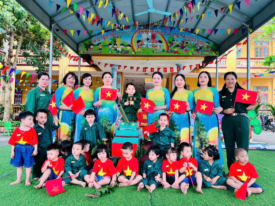 Cô, trò Trường Mầm non Thái Phương (Tiên La, Hưng Yên). Ảnh: NTCC. giao-vien-mam-non-tap-huan-chuyen-mon-san-sang-tam-the-don-nam-hoc-moi-2.jpg