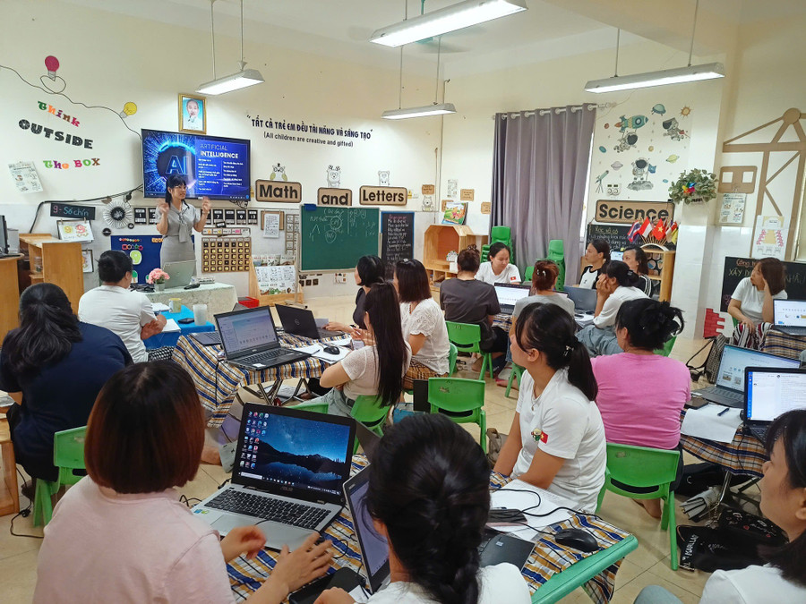Giáo viên Trường Mầm non Ngô Thì Nhậm (Hà Đông, Hà Nội) tập huấn chuyên môn trong hè 2025.