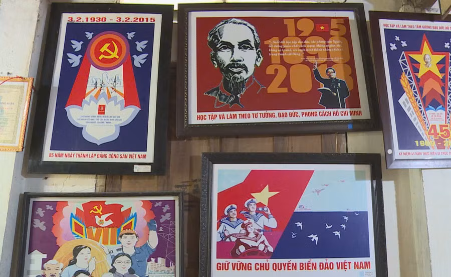 Một góc trưng bày tranh cổ động của họa sĩ Hoàng Hữu Trí trong căn nhà nhỏ, chất chứa tâm huyết cả đời sáng tác.