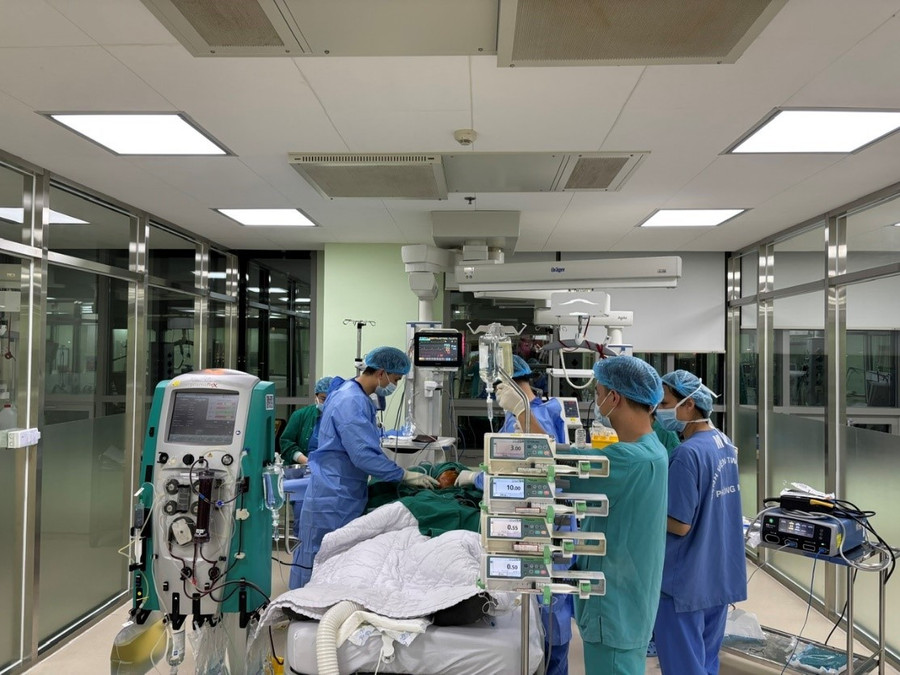 Các bác sĩ thực hiện phẫu thuật cho bệnh nhân. Ảnh: BVCC