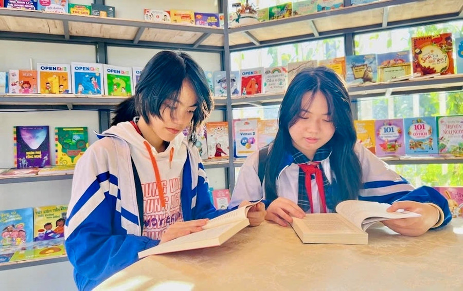 Thư viện sách Tuệ Nhân thu hút nhiều bạn trẻ, đặc biệt là lứa tuổi học sinh đến đọc sách. Ảnh: Dung Nguyễn gieo-mam-van-hoc-doc-trong-hoc-sinh-3.jpg