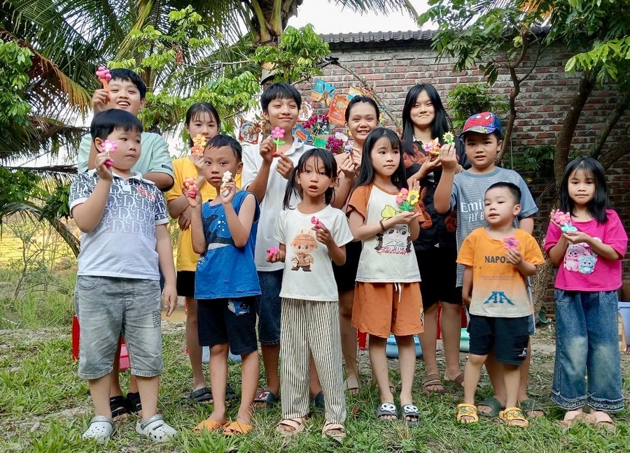 Cuối tuần, các em nhỏ đến câu lạc bộ đọc sách, tham gia trò chơi. 