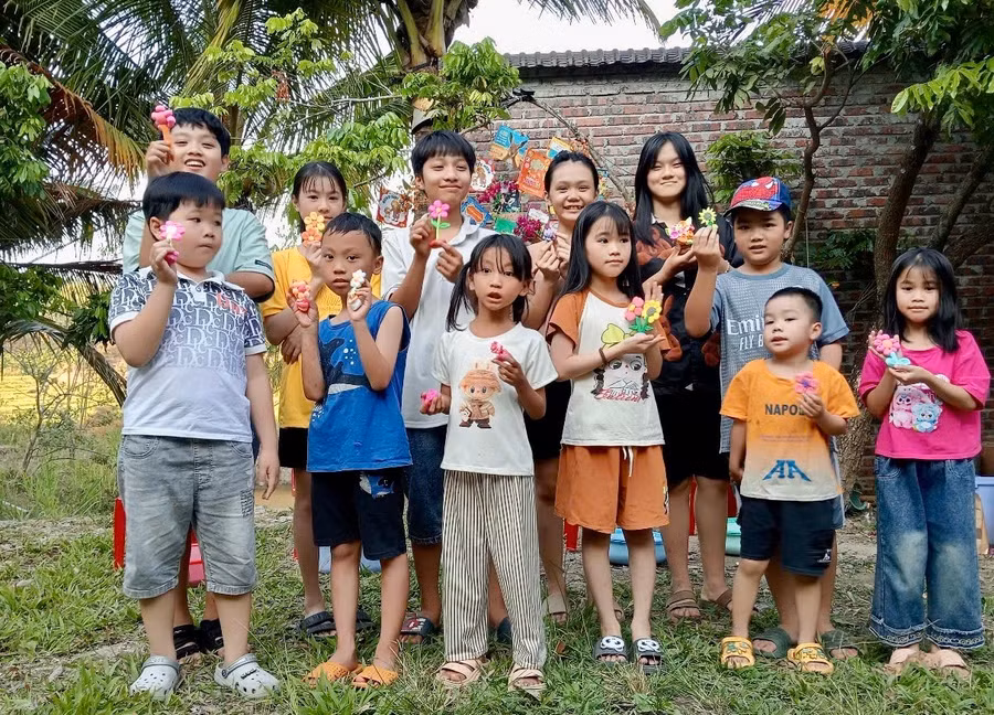 Cuối tuần, các em nhỏ đến câu lạc bộ đọc sách, tham gia trò chơi. 