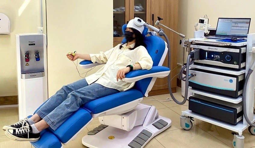 Người bệnh điều trị mất ngủ. Ảnh: Trung Vũ