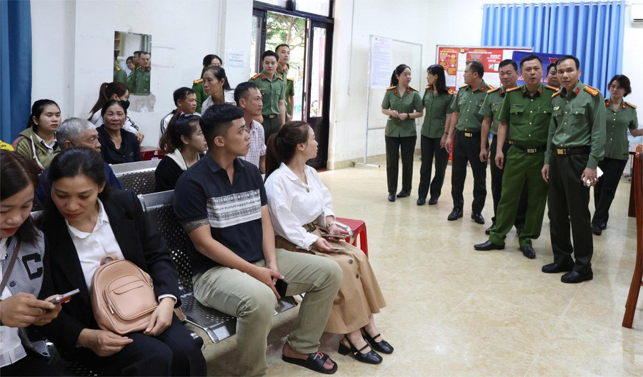 Người dân Đắk Lắk được hướng dẫn thực hiện thủ tục cấp hộ chiếu qua ứng dụng Chatbot. Ảnh: TT dak-lak-ung-dung-chatbot-cap-ho-chieu-cho-cong-dan-2.jpg