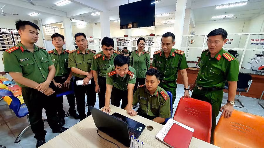 Phó Giám đốc Công an Đắk Lắk kiểm tra việc vận hành ứng dụng Chatbot vào thực tiễn. Ảnh: TT