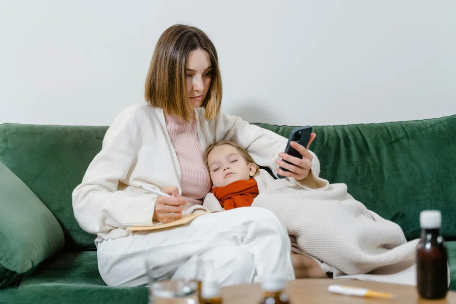 Để có thể bảo vệ con mình khỏi ô nhiễm không khí trong nhà, phụ huynh cần thực hiện một số phương pháp cụ thể. Ảnh: INT