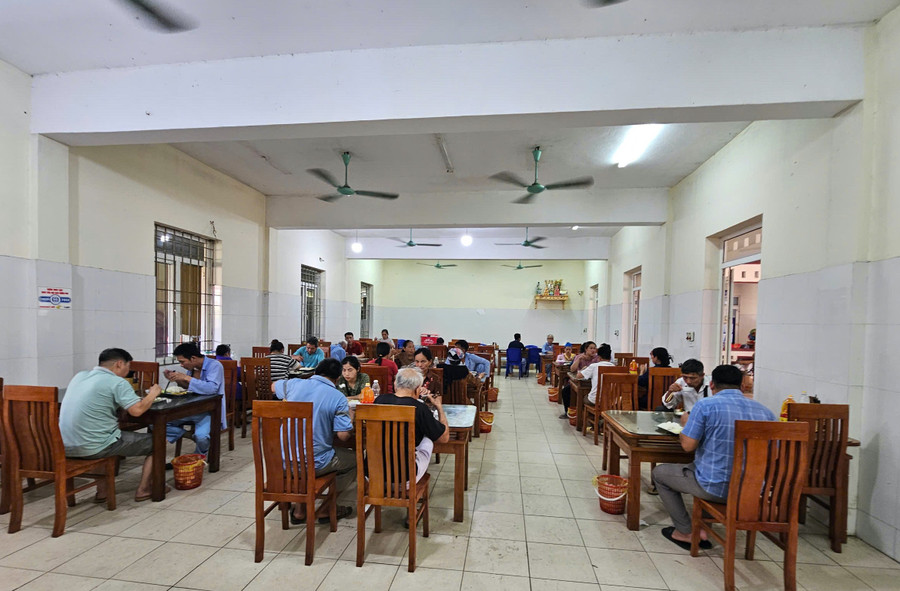 Bếp ăn tại Bệnh viện Đa khoa khu vực Ngọc Lặc mỗi ngày cung cấp khoảng 150 suất cho bệnh nhân và cán bộ bệnh viện. bai-cuoi-dau-hoi-ve-su-minh-bach-1.jpg
